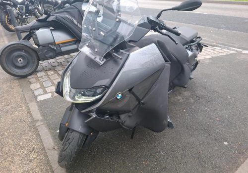 BMW_CE_04_PRO_seda_predek