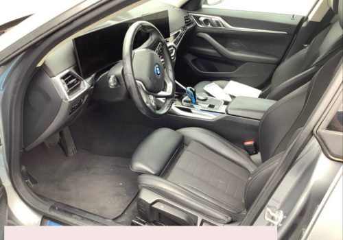 BMW_i4_eDrive40_Park_Assist_stribrna_interier