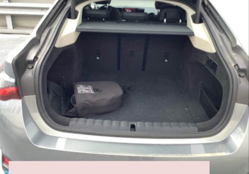 BMW_i4_eDrive40_Park_Assist_stribrna_kufr