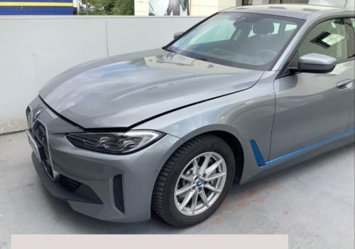 BMW_i4_eDrive40_Park_Assist_stribrna_predek