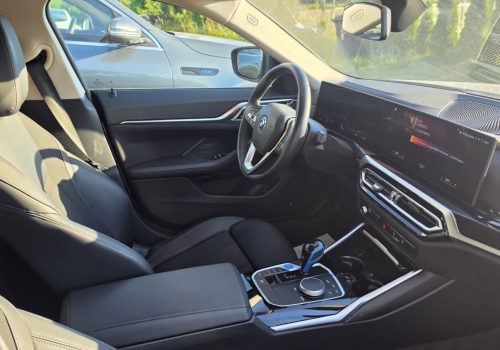 BMW_i4_eDrive40_stribrna_interier
