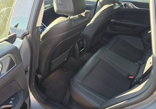 BMW_i4_eDrive40_stribrna_interier2