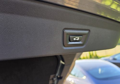BMW_i4_eDrive40_stribrna_ovladani-kufru