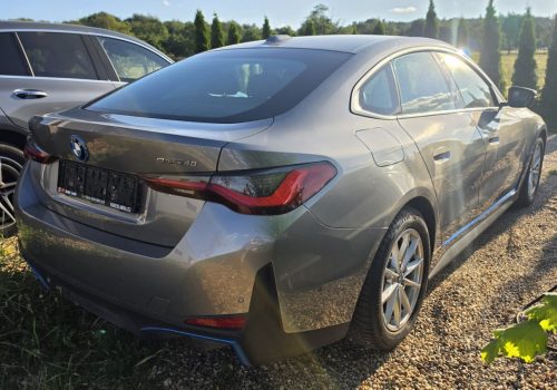 BMW_i4_eDrive40_stribrna_zadek2