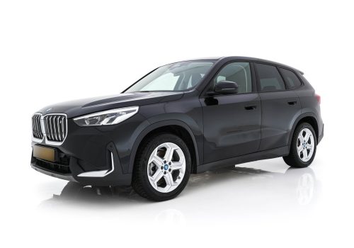 BMW_iX1_xDrive30_cerna_bok4