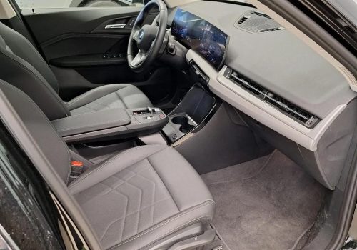 BMW_iX1_xDrive30_cerna_interier
