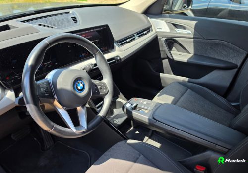 BMW_iX1_xDrive30_cerna_interier