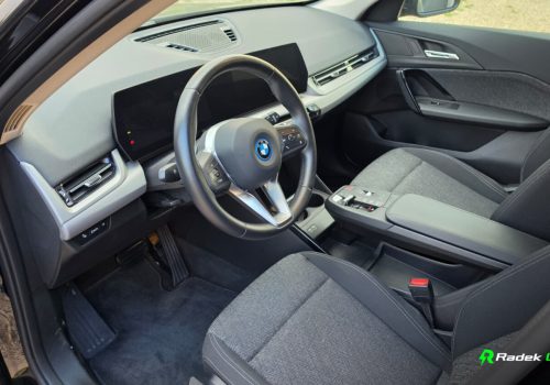 BMW_iX1_xDrive30_cerna_interier2-1