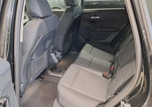 BMW_iX1_xDrive30_cerna_interier2