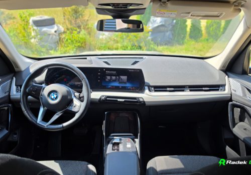 BMW_iX1_xDrive30_cerna_interier2