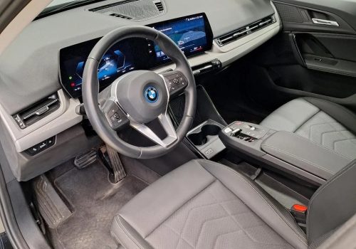 BMW_iX1_xDrive30_cerna_interier3