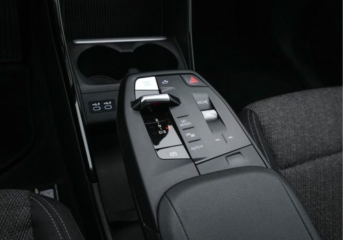 BMW_iX1_xDrive30_cerna_ovladani