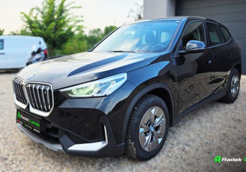 BMW_iX1_xDrive30_cerna_predek-1