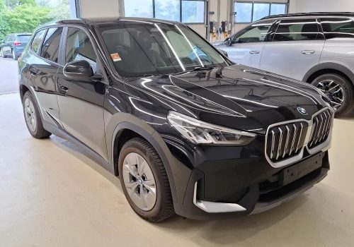 BMW_iX1_xDrive30_cerna_predek
