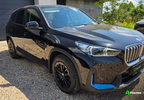 BMW_iX1_xDrive30_cerna_predek