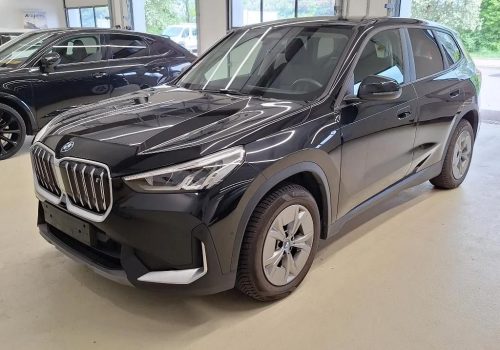 BMW_iX1_xDrive30_cerna_predek2