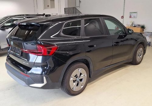 BMW_iX1_xDrive30_cerna_zadek