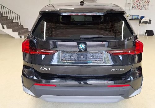 BMW_iX1_xDrive30_cerna_zadek2