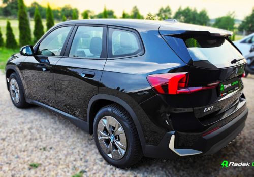 BMW_iX1_xDrive30_cerna_zadek2