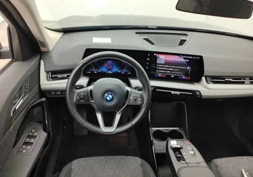 BMW_iX1_xDrive30_cerne_interier
