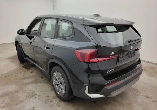 BMW_iX1_xDrive30_cerne_zadek