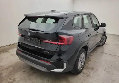 BMW_iX1_xDrive30_cerne_zadek2