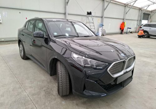 BMW_iX2_xDrive30_AWD_cerna_predek