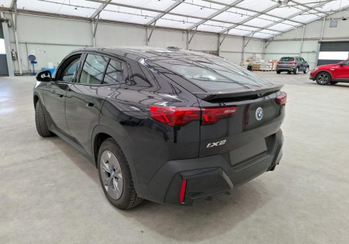 BMW_iX2_xDrive30_AWD_cerna_zadek2