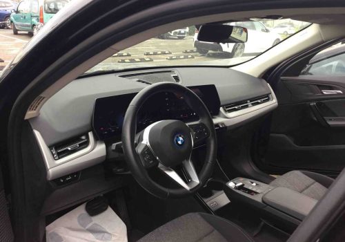 BMW_iX2_xDrive30_cerna_interier
