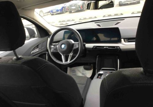 BMW_iX2_xDrive30_cerna_interier3