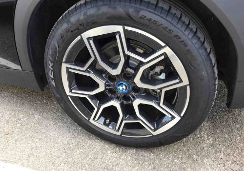 BMW_iX2_xDrive30_cerna_kola