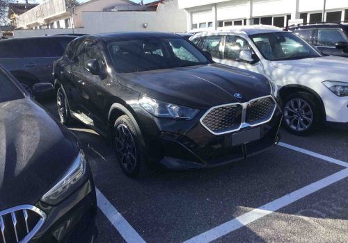 BMW_iX2_xDrive30_cerna_predek
