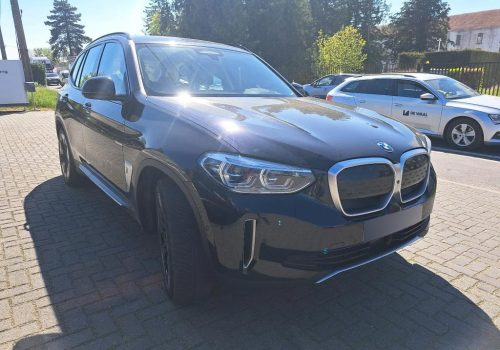 BMW_iX3_210-kW_4×4_cerna_predek2