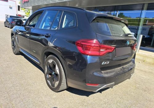 BMW_iX3_210-kW_4×4_cerna_zadek
