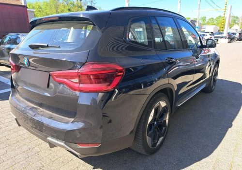 BMW_iX3_210-kW_4×4_cerna_zadek2