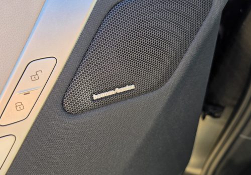 BMW_iX_xDrive40_Edition_cerne_audio