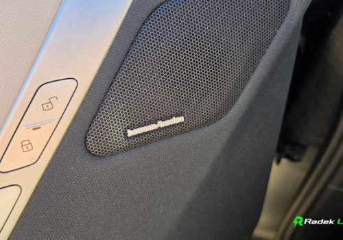 BMW_iX_xDrive40_Edition_cerne_audio
