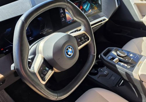 BMW_iX_xDrive40_Edition_cerne_interier2