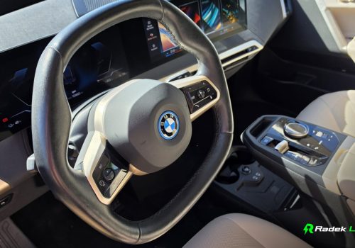 BMW_iX_xDrive40_Edition_cerne_interier2