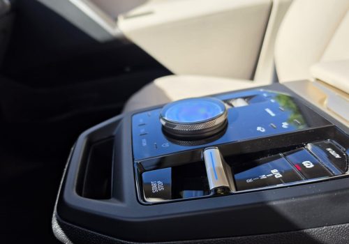 BMW_iX_xDrive40_Edition_cerne_interier3