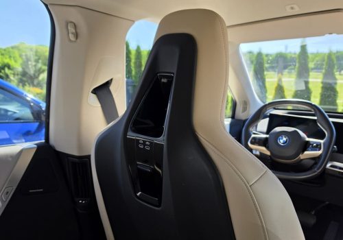 BMW_iX_xDrive40_Edition_cerne_interier5