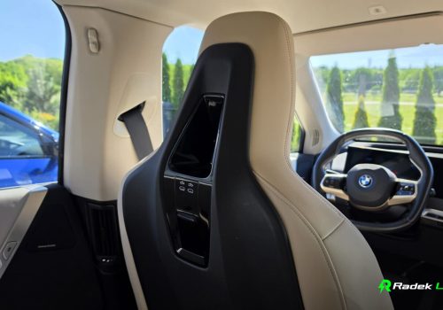 BMW_iX_xDrive40_Edition_cerne_interier5