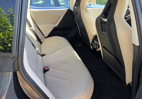 BMW_iX_xDrive40_Edition_cerne_interier7