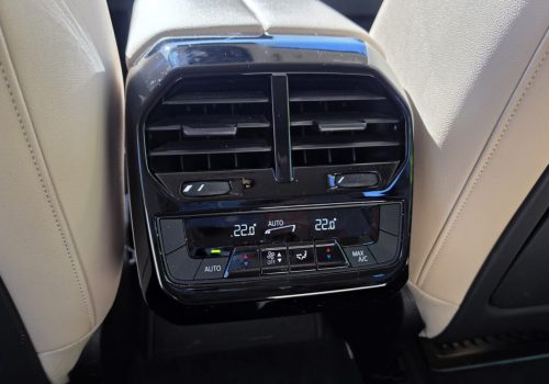 BMW_iX_xDrive40_Edition_cerne_klima