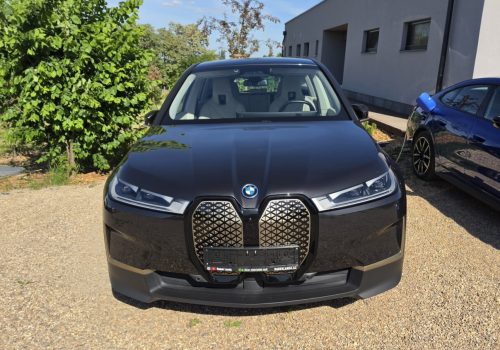 BMW_iX_xDrive40_Edition_cerne_predek