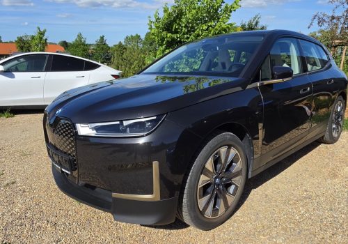 BMW_iX_xDrive40_Edition_cerne_predek3