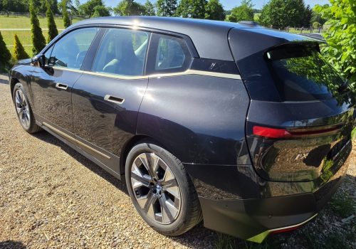 BMW_iX_xDrive40_Edition_cerne_zadek2