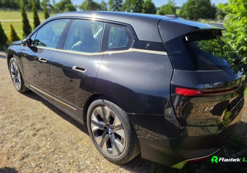 BMW_iX_xDrive40_Edition_cerne_zadek2