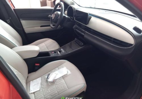 Fiat_600e_La_Prima_cervena_interier