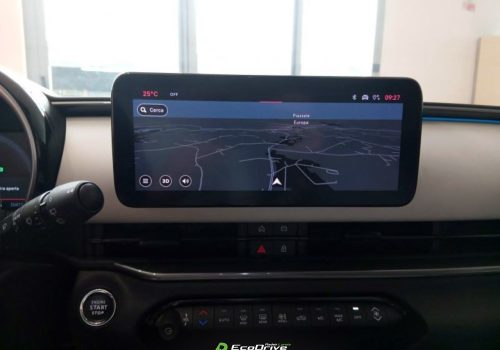 Fiat_600e_La_Prima_cervena_navi